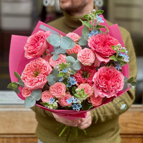 Пышный букет с пионовидными розами и оксипеталумом «Голубые искры»