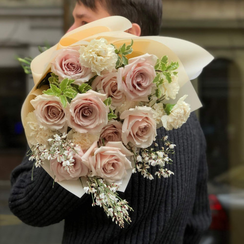 Sophisticated bouquet with Quicksand roses «Beige Harmony»