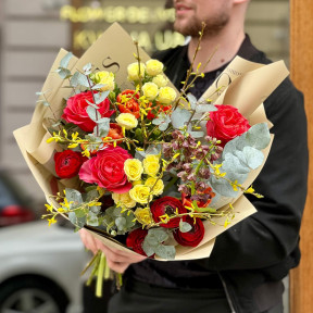 Цікавий букет з фрітілярією та ранункулюсами «Танець сонця»