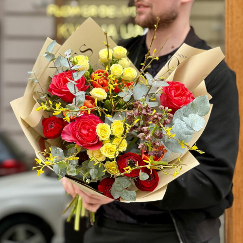 Цікавий букет з фрітілярією та ранункулюсами «Танець сонця»