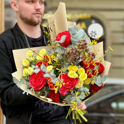 Цікавий букет з фрітілярією та ранункулюсами «Танець сонця»