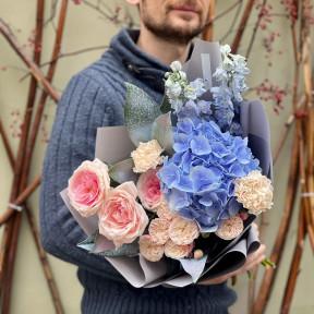 Акварельний букет з трояндами «Морозні барви»