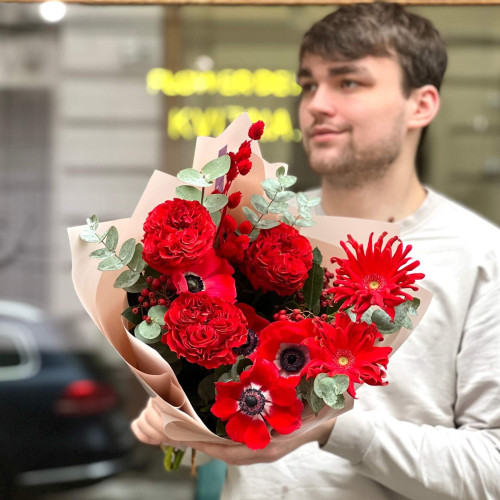 Яскравий букет із цікавих червоних квітів «Мерехтіння рубіна»