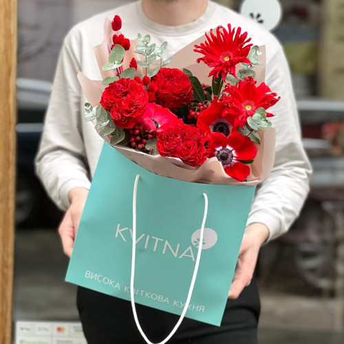 Яскравий букет із цікавих червоних квітів «Мерехтіння рубіна»