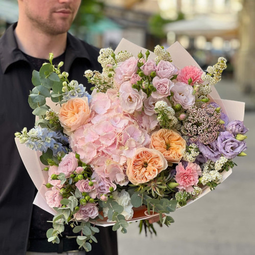 Вишуканий букет з піоновидними трояндами та гортензією «Мрійливий вечір»