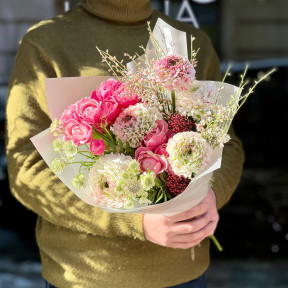 Тендітний букет з ранункулюсами «Королівське мереживо»