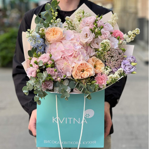 Вишуканий букет з піоновидними трояндами та гортензією «Мрійливий вечір»