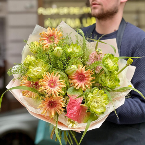Затишний букет з піоновидною трояндою та герберами «Загадкова Сашка»