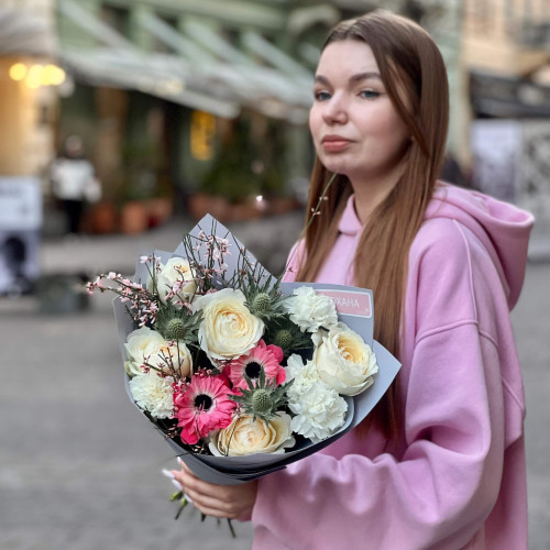 Ніжний букет з анемонами та піоновидною трояндою Innocencia «Усмішка Оксанки»