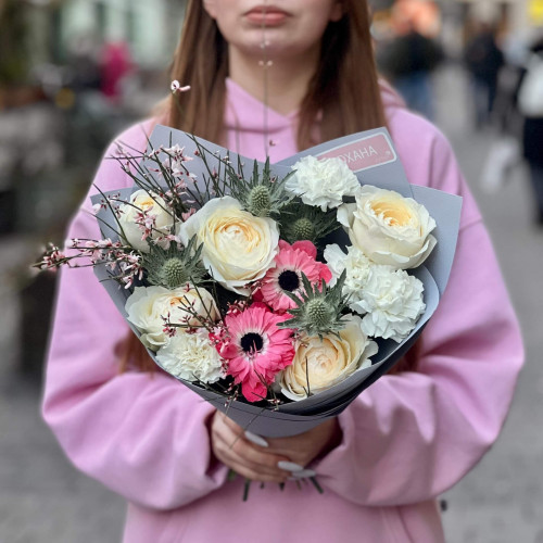 Ніжний букет з анемонами та піоновидною трояндою Innocencia «Усмішка Оксанки»