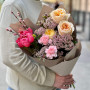 Пастельний букет з піоновидними трояндами та півонією «Пустотлива Іринка»