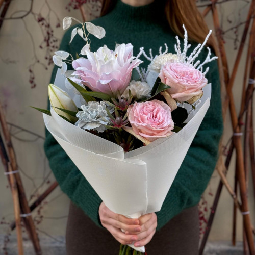 Delicate fragrant bouquet «Romantic Snowflake»