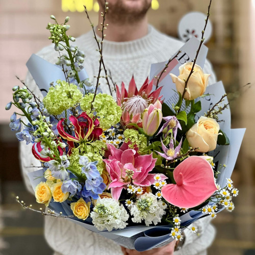 Яскравий букет з протеєю та глоріозою «Райський диво сад»