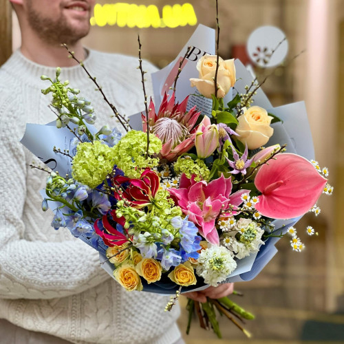 Яскравий букет з протеєю та глоріозою «Райський диво сад»