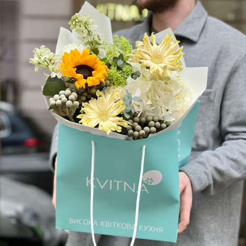 Цікавий букет із соняшником та герберами «Весняне Сонечко»