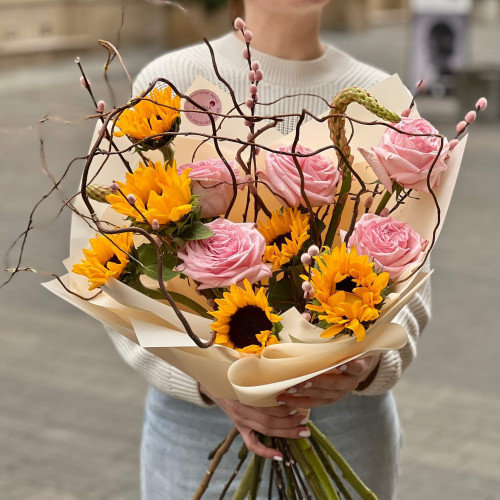 Яркий букет с подсолнухами и пионовидной розой Pink O'Hara «Солнечное плетение»
