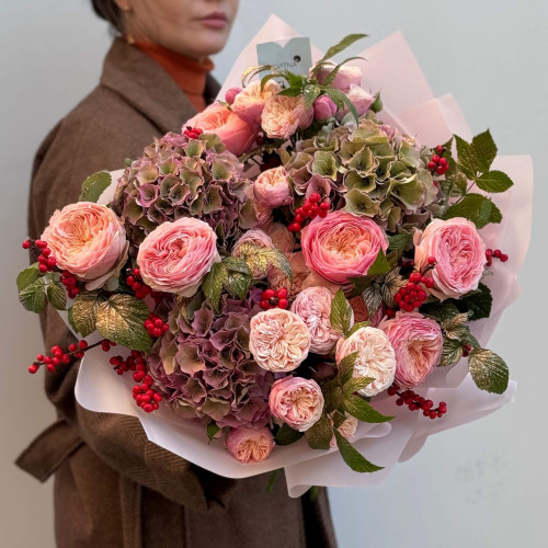 Роскошный фактурный букет с пионовидными розами «Малиновое безе»