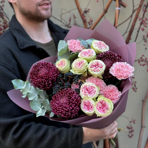 Цікавий букет з хризантемою Bigoudi «Кучеряві мрії»