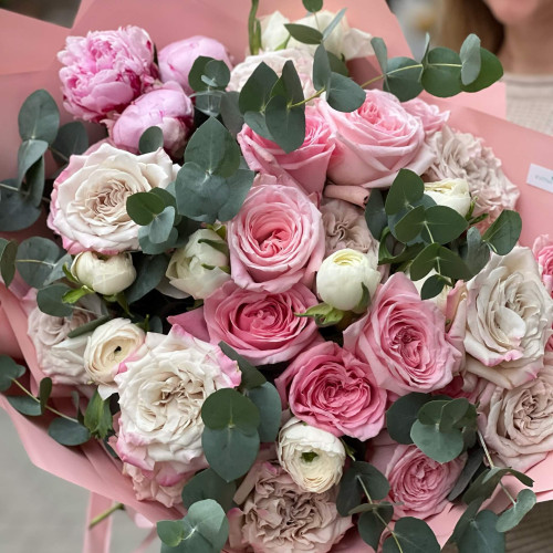 Витончений букет із піоновидних троянд, ранункулюсів та півоній «Пелюстки ніжності»