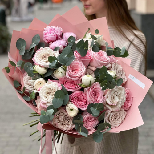 Витончений букет із піоновидних троянд, ранункулюсів та півоній «Пелюстки ніжності»