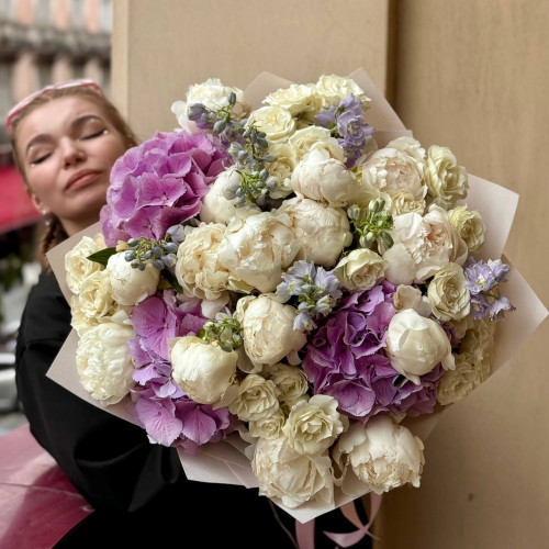 Роскошный букет с пионами и гортензиями «Мамина мечта»
