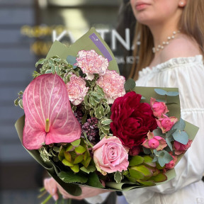 Цікавий букет із півонією «Вечірня зірка»