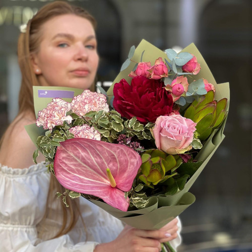 Цікавий букет із півонією «Вечірня зірка»