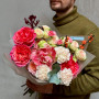 Яркий букет с амариллисом и пионовидными розами «Сочный тандем»