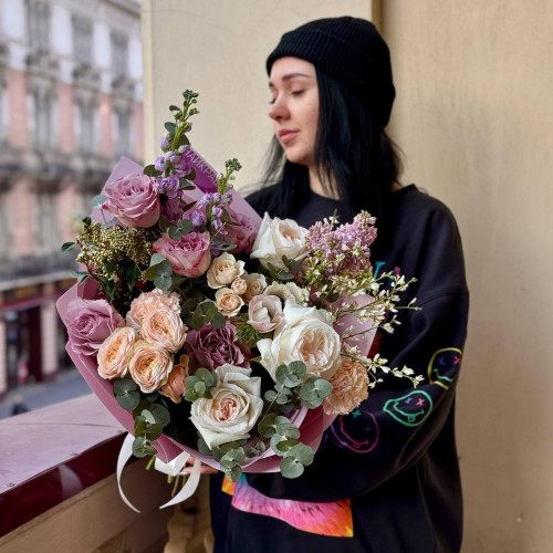 Пухкий букет у бузкових тонах «Чорничний сінабон»