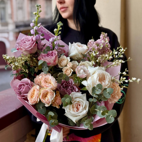 Пухкий букет у бузкових тонах «Чорничний сінабон»