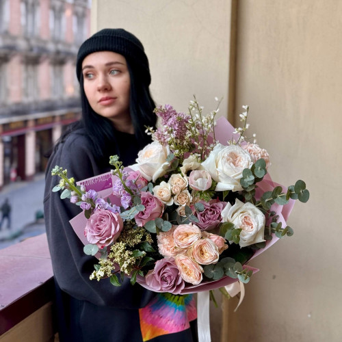 Пухкий букет у бузкових тонах «Чорничний сінабон»