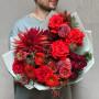 Яскравий букет з трояндами «Гранатове серце»