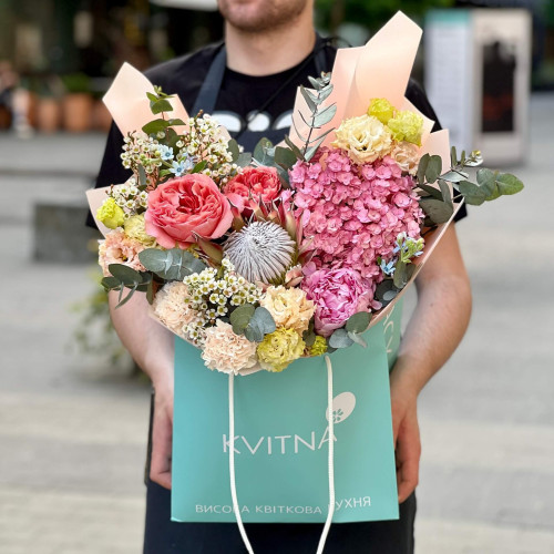 Розкішний букет з протеєю та гортензією «Червневий феєрверк»