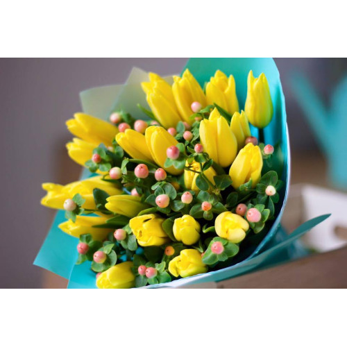 Весняний букет з жовтих тюльпанів