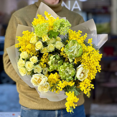 Яскравий букет з мімозою та півонієподібними трояндами «Сонячний настрій»