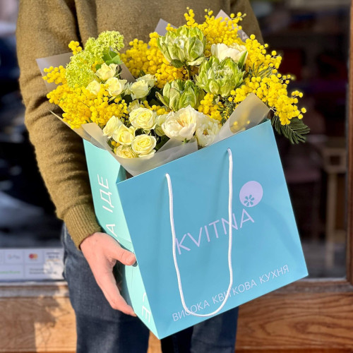 Яскравий букет з мімозою та півонієподібними трояндами «Сонячний настрій»