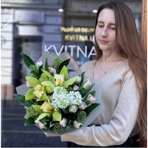 Світлий букет з ароматним бузком «Тропічна весна»