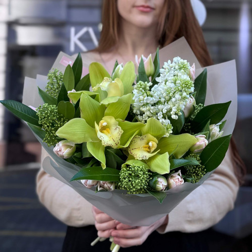Світлий букет з ароматним бузком «Тропічна весна»