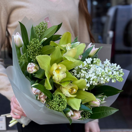 Світлий букет з ароматним бузком «Тропічна весна»
