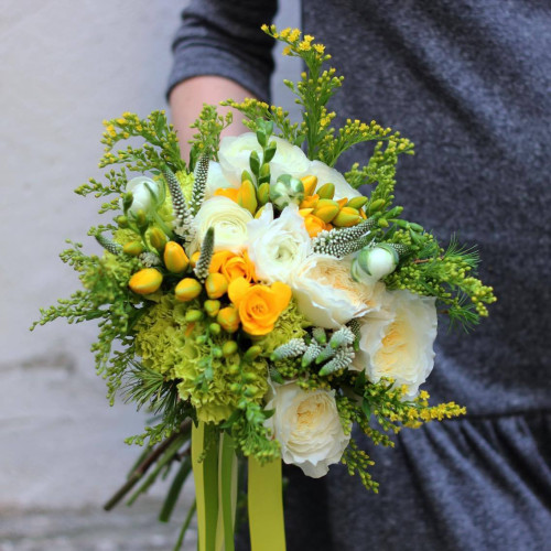 Summer bouquet with a light green shade