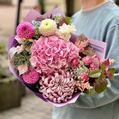 Delicate bouquet with hydrangea «Romantic Lyudochka»