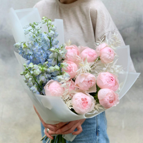 Піоновидна троянда «Pink Peony» і дельфініум