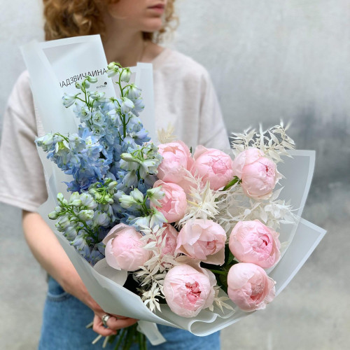 Піоновидна троянда «Pink Peony» і дельфініум