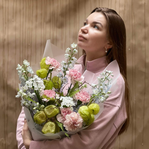 Незвичний букет з діантусами та дельфініумом «Стильна весна»