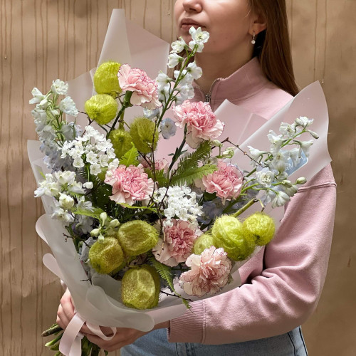 Незвичний букет з діантусами та дельфініумом «Стильна весна»