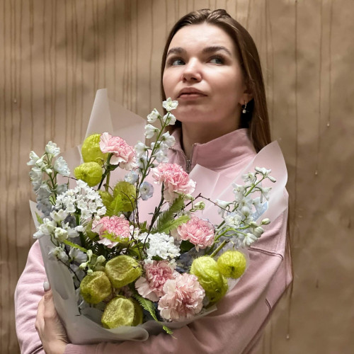 Незвичний букет з діантусами та дельфініумом «Стильна весна»