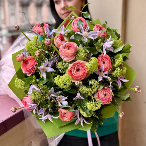 Цветной букет с ранкункулюсами и клематисом «Весеннее чудо»