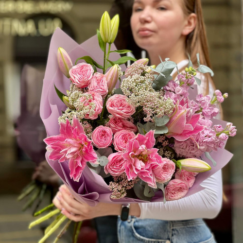 Розкішний букет з лілією «Лавандове мерехтіння»