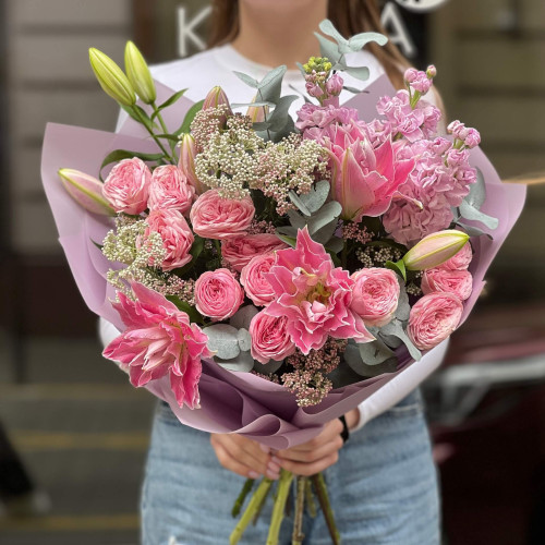 Розкішний букет з лілією «Лавандове мерехтіння»