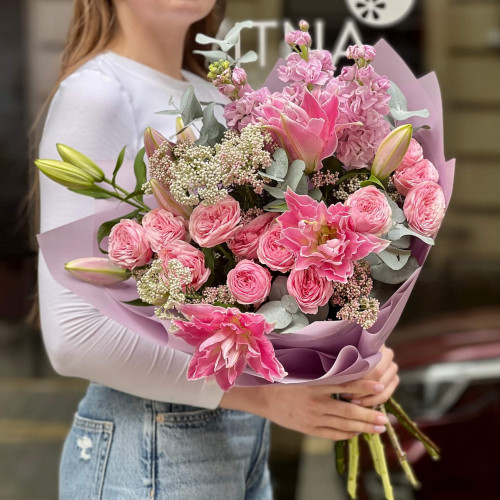 Розкішний букет з лілією «Лавандове мерехтіння»